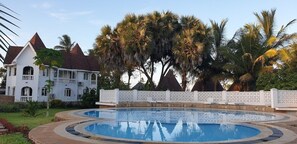 Una piscina al aire libre