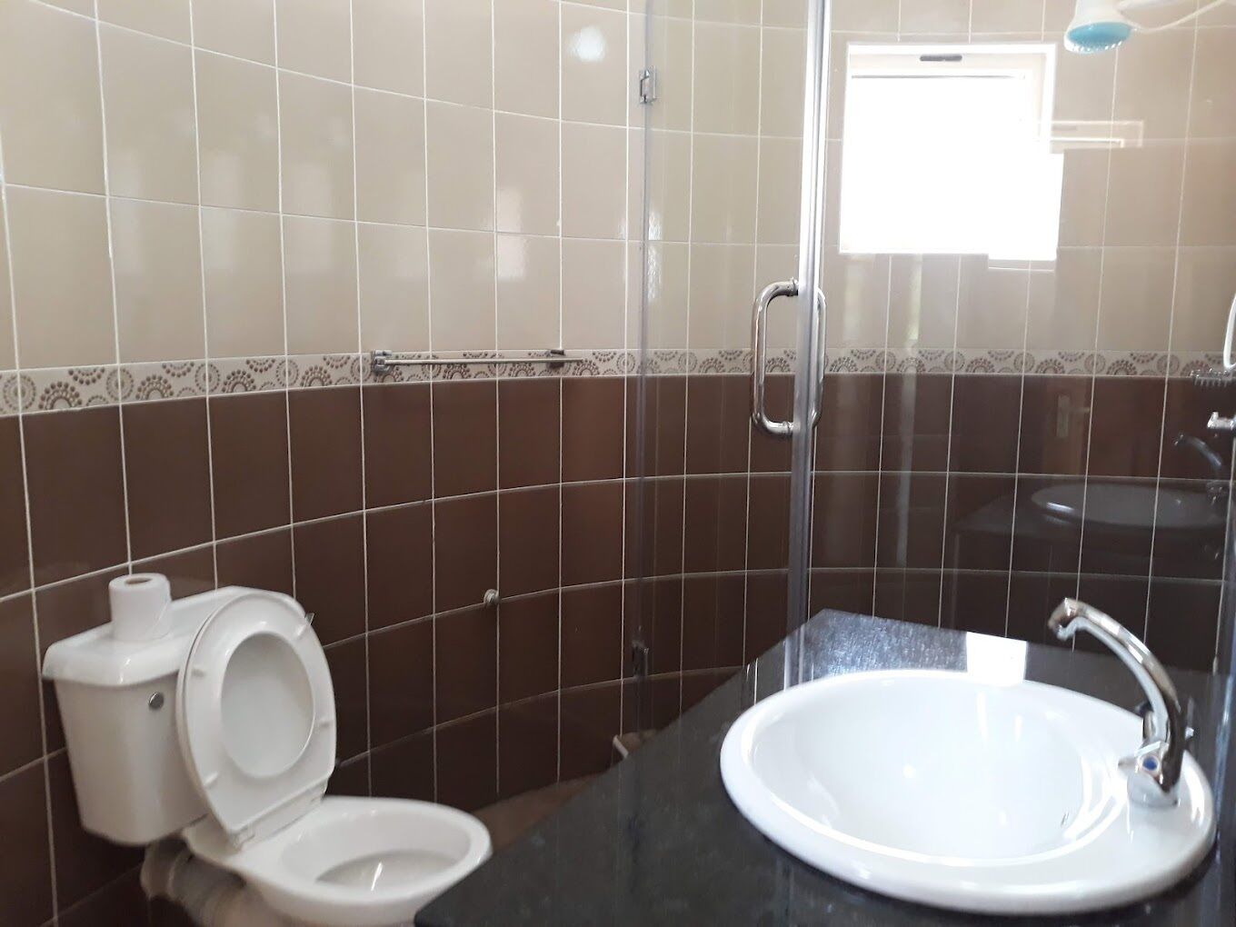 Deluxe Double Room | Bathroom | Shower, slippers, towels, soap