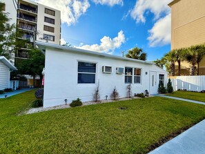 Exterior - Fabulous 2-bedroom bungalow with AC Beachfront and Central (Fort Lauderdale)