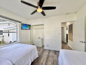 Room - Fabulous 2-bedroom bungalow with AC Beachfront and Central (Fort Lauderdale)