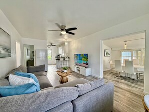Living area - Fabulous 2-bedroom bungalow with AC Beachfront and Central (Fort Lauderdale)