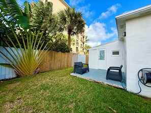 Terrace/patio - Fabulous 2-bedroom bungalow with AC Beachfront and Central (Fort Lauderdale)