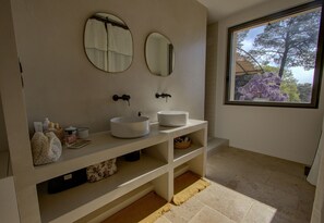 Shower, hair dryer - Villa with swimming pool and view – Drôme Provençale (Saint-Restitut)