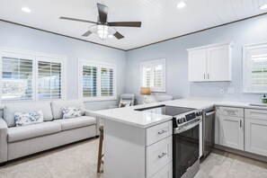 Fridge, microwave, oven, stovetop - Ashore Sunplace 4A - Direct Walkout to the Beach (Indian Shores)