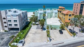 Un hôtel à plusieurs étages, doté d’un parking et offrant une vue sur l’océan.
