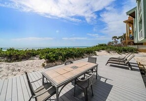 Outdoor dining - Ashore Sunplace 4A - Direct Walkout to the Beach (Indian Shores)