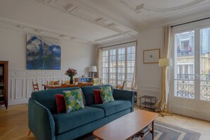 Apartamento conforto, vista para a cidade | Área de estar