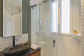 Comfort Apartment, City View | Bathroom - Paris sacré coeur prestige residence (Paris)