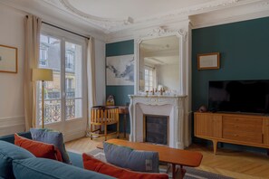 Apartamento conforto, vista para a cidade | Área de estar