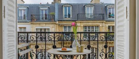 Comfort-huoneisto, kaupunkinäköala | Ulkoruokailutilat