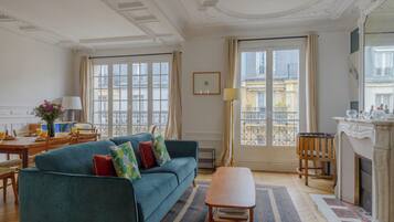 Comfort Apartment, City View | Living area