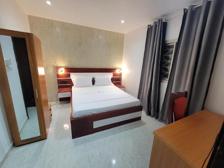 Free WiFi, bed sheets. SEMTO HOTEL