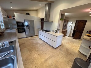 Private kitchen - Charming villa with swimming pool and panoramic view (Tourrettes-sur-Loup)