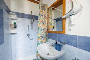 Dusche, Haartrockner, Bidet, Handtücher