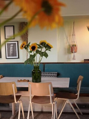 Dining - Flow Hostel (Amsterdam)