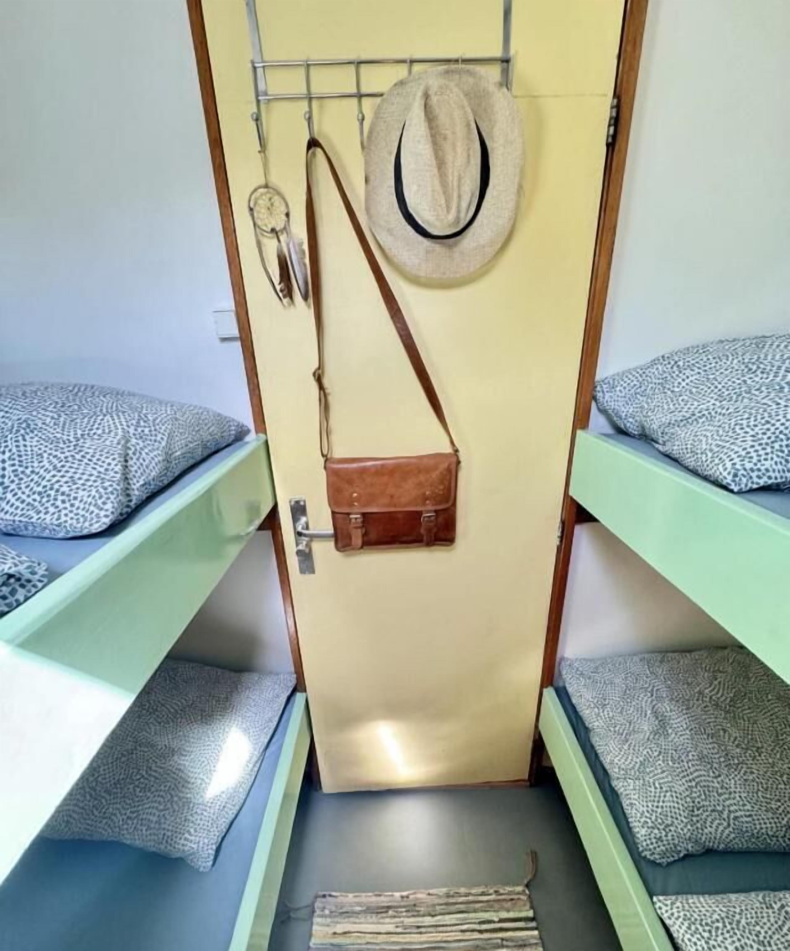 Neljän hengen perushuone