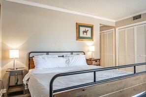 2 bedrooms, desk, iron/ironing board, WiFi - Patio Views of Pinehurst No.5 • Walk to Resort (Pinehurst)