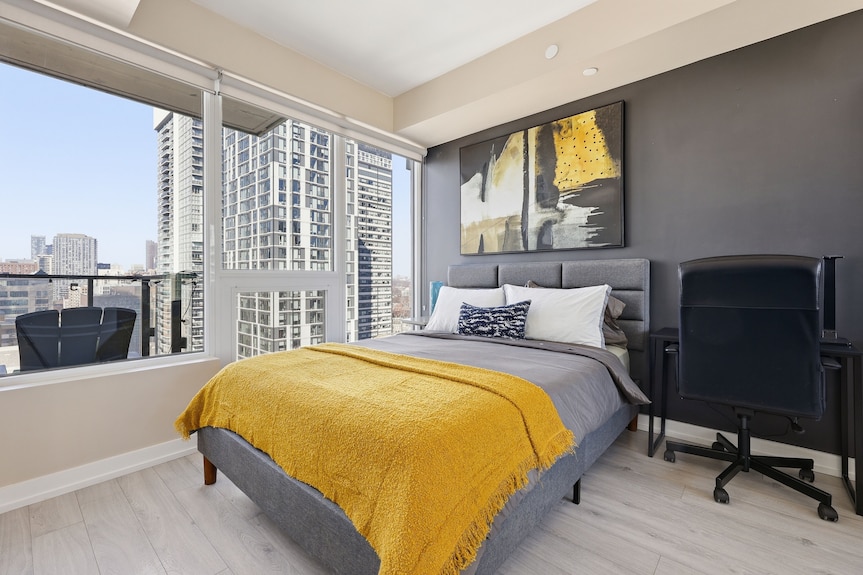Modern Downtown Toronto Condo With Balcony Near Eaton Centre - Toronto