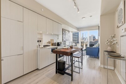 Modern Downtown Toronto Condo with Balcony Near Eaton Centre