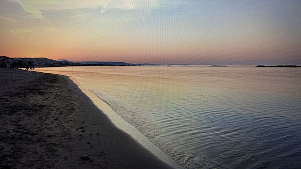 A beach with a clear sky and calm water. - Beachfront with ⛱️ umbrella included (Pescara)