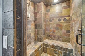 Dusche, Whirlpool, Haartrockner, Handtücher