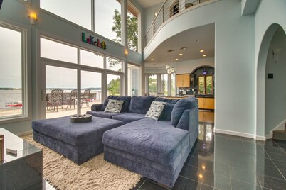 Grand Blue House • Pool • Hot Tub • Theater • Lakefront • Sleeps 16