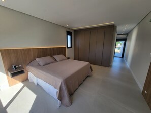 3 bedrooms, iron/ironing board, WiFi, bed sheets - Fabulous 3 Suite Home With Ocean Breeze in Prime Location!
 (Florianópolis)
