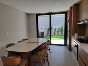 Private kitchen - Fabulous 3 Suite Home With Ocean Breeze in Prime Location!
 (Florianópolis)