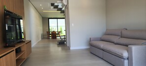 Living area - Fabulous 3 Suite Home With Ocean Breeze in Prime Location!
 (Florianópolis)