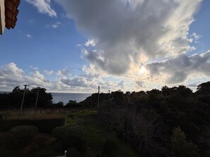 A coastal landscape with a view of the sea, trees, and a clear sky. - Exceptional Sea View and Beaches 30 Meters Away (Saint-Raphaël)