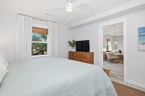 4 bedrooms, iron/ironing board, travel cot, Internet - The Salty Fin: Dog-Friendly, Walk to Everything! (Oak Island)