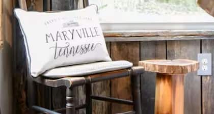 Rocky Creek Cottage ~A charming 2-bedroom country cottage in beautiful Maryville