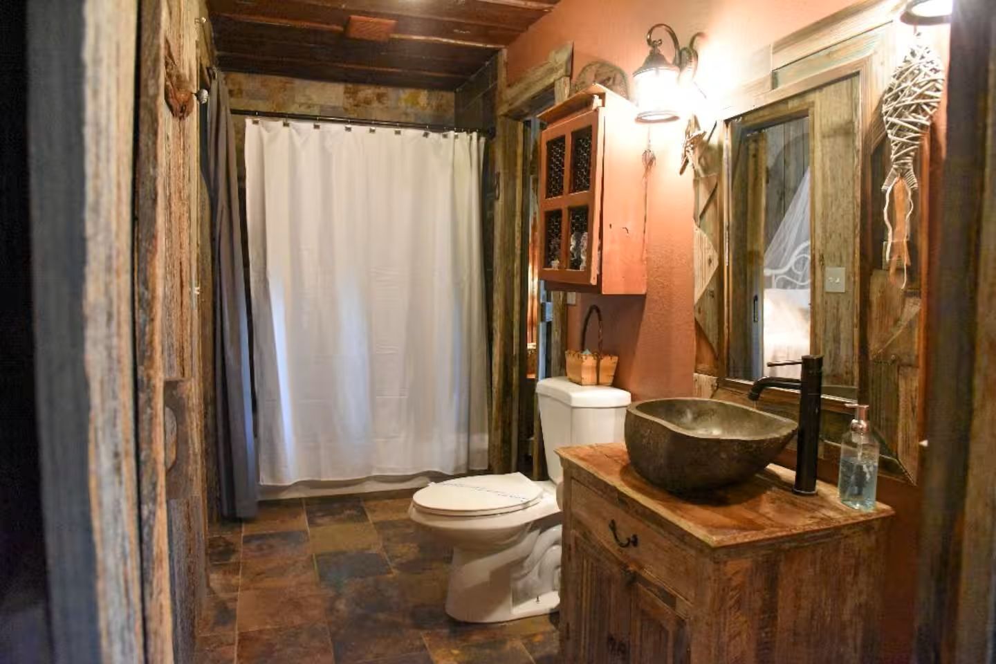 Sèche-cheveux, serviettes fournies, savon, papier toilette