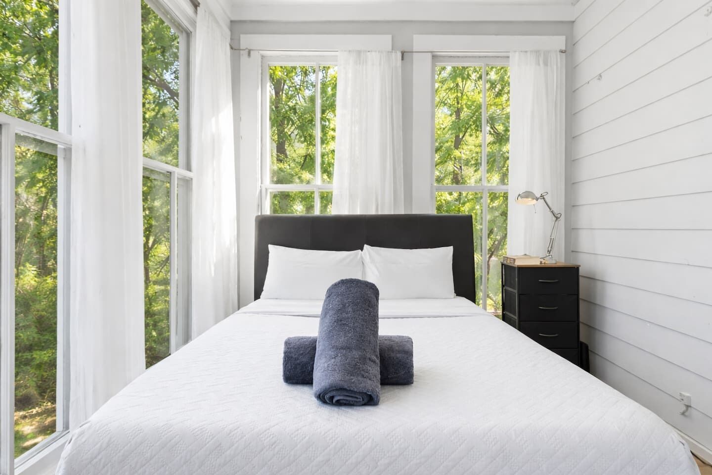 3 chambres, bureau, fer et planche à repasser, lit de bébé portatif