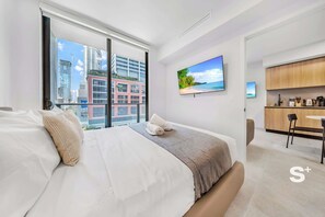 1 bedroom, iron/ironing board, travel cot, WiFi - Luxury 1-BR & Den in Miami Central - Pool + Gym (Miami)