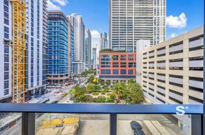 Property grounds - Luxury 1-BR & Den in Miami Central - Pool + Gym (Miami)