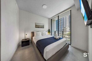1 bedroom, iron/ironing board, travel cot, WiFi - Luxury Downtown Miami 1BR + Den | Pool & Gym (Miami)