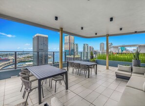 Outdoor dining - Luxury Downtown Miami 1BR + Den | Pool & Gym (Miami)