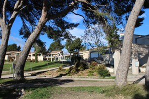 Property grounds - Apartment ideally located in the magnificent SAUMANE de Vaucluse golf course (Saumane-de-Vaucluse)
