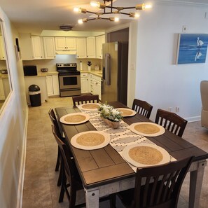 Dining - Regency Towers #402/Beach Front Condo/ Balcony View/ Pool/ Sleeps 8 (gulfbreeze)