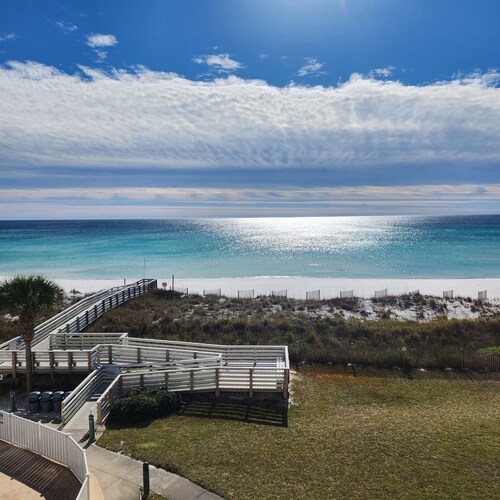 Regency Towers #402W Beach Front Condo, Balcony, Pool, Pickleball , Sleeps 8