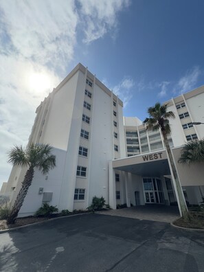 Exterior - Regency Towers #402/Beach Front Condo/ Balcony View/ Pool/ Sleeps 8 (gulfbreeze)