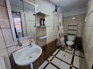 Serviettes fournies, savon, papier toilette
