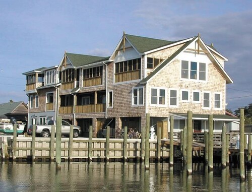 D104: Harbor Watch with Boat Slip