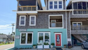 En bygning med flere etager, med skilt for Down Creek Condominiums & Marina.