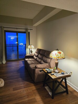 Living area - Charming Ever Green 2-Bedroom Condo in Sugar Mountain with Resort Amenities (Sugar Mountain)
