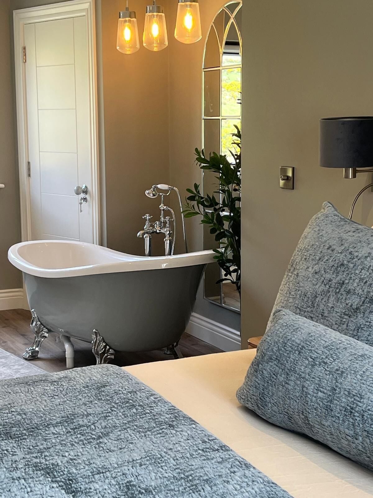 2 habitaciones, tabla de planchar con plancha y wifi gratis 