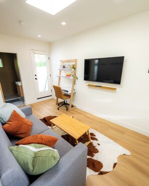 TV, fireplace - Charming bungalow in trendy West Adams with private tranquil outdoor space (Los Angeles)