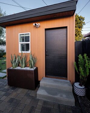 Exterior detail - Charming bungalow in trendy West Adams with private tranquil outdoor space (Los Angeles)