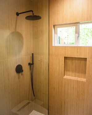 Shower, hair dryer, towels, soap - Charming bungalow in trendy West Adams with private tranquil outdoor space (Los Angeles)